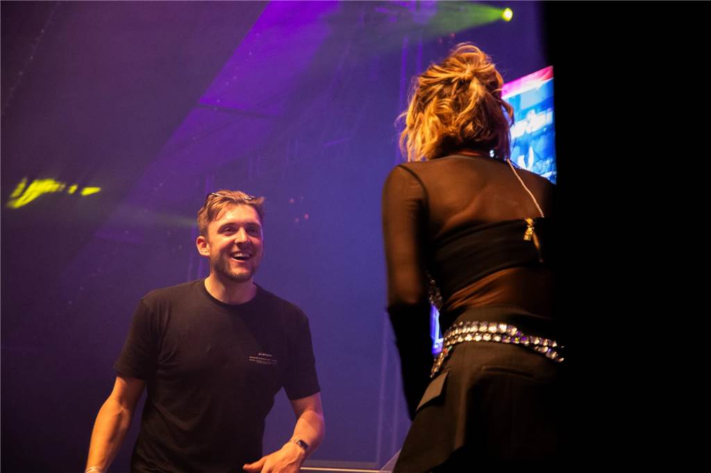Besucher feiern bei Karpaten Beach Party Opening