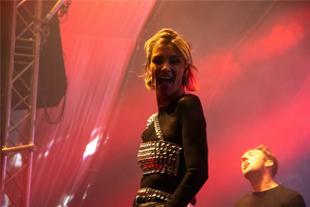 Besucher feiern bei Karpaten Beach Party Opening