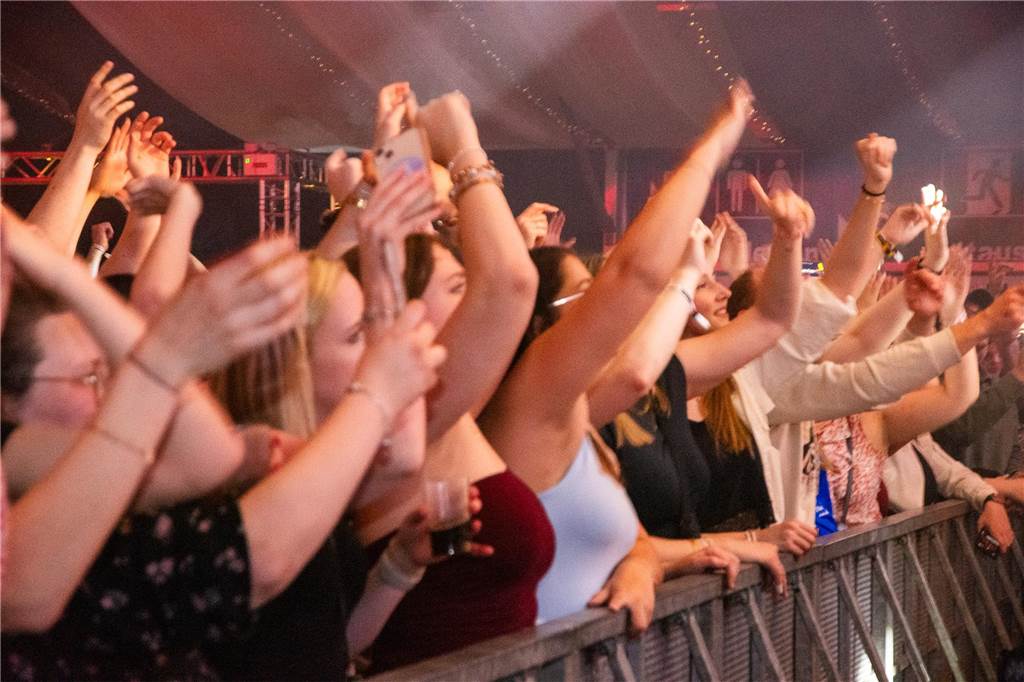 Besucher feiern bei Karpaten Beach Party Opening