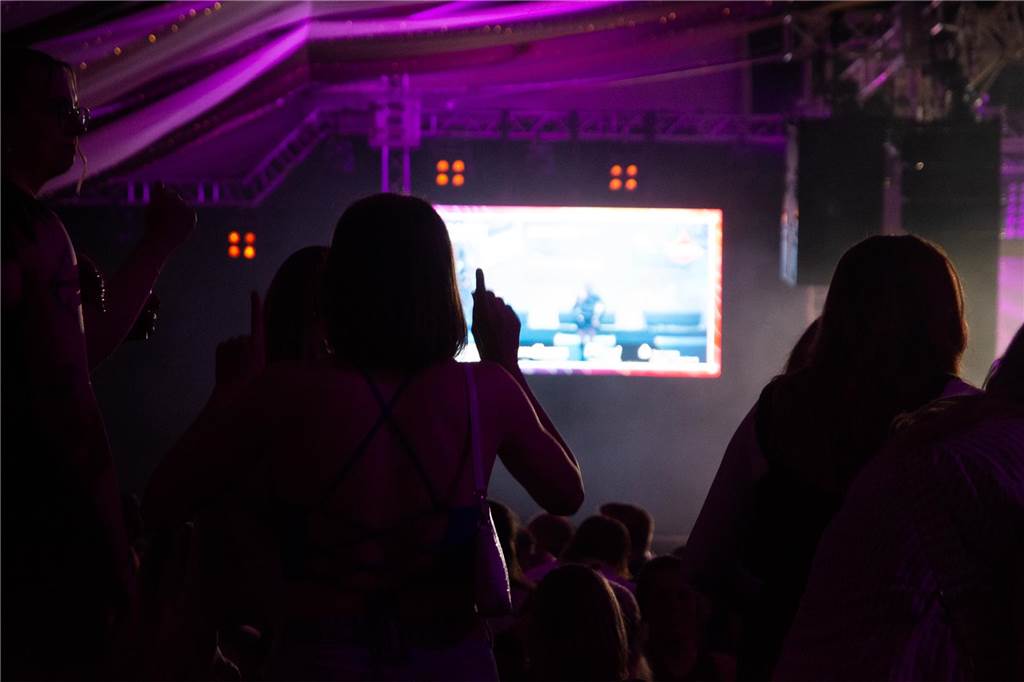 Besucher feiern bei Karpaten Beach Party Opening