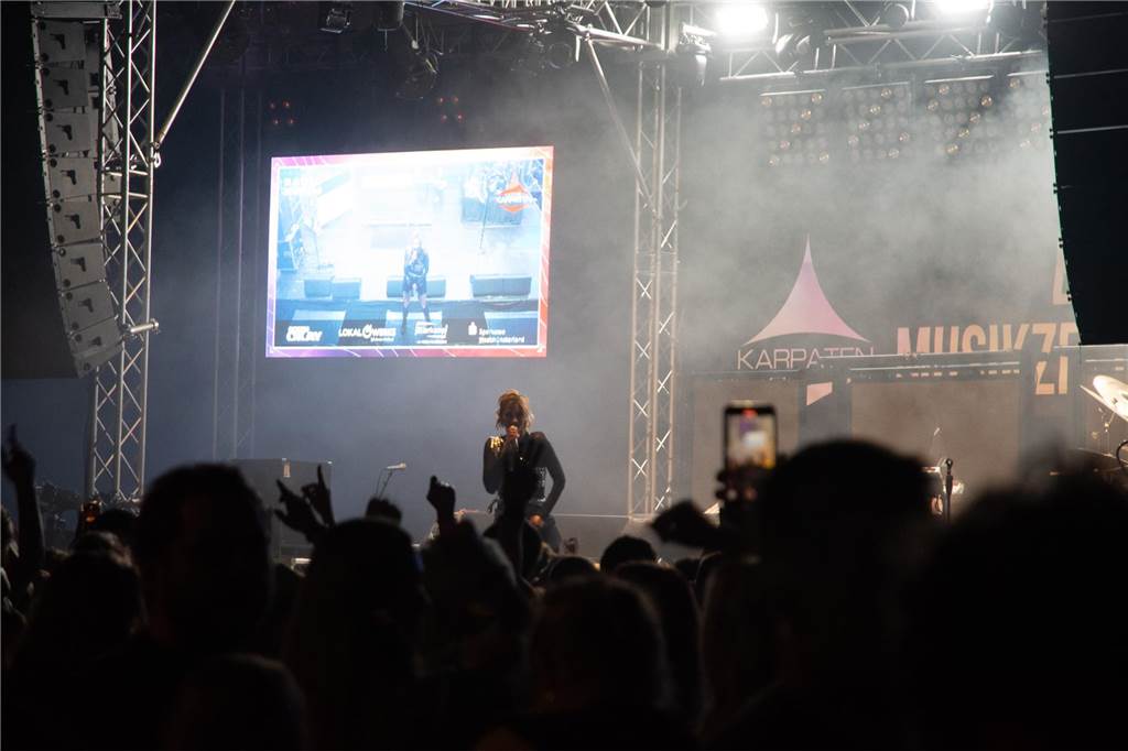 Besucher feiern bei Karpaten Beach Party Opening