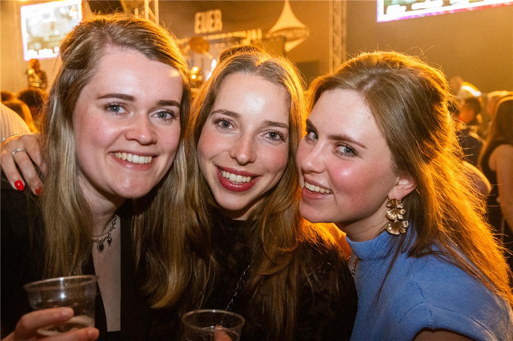 Besucher feiern bei Karpaten Beach Party Opening
