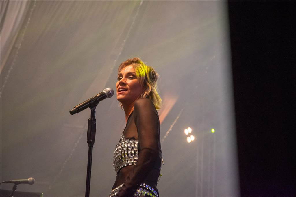 Besucher feiern bei Karpaten Beach Party Opening