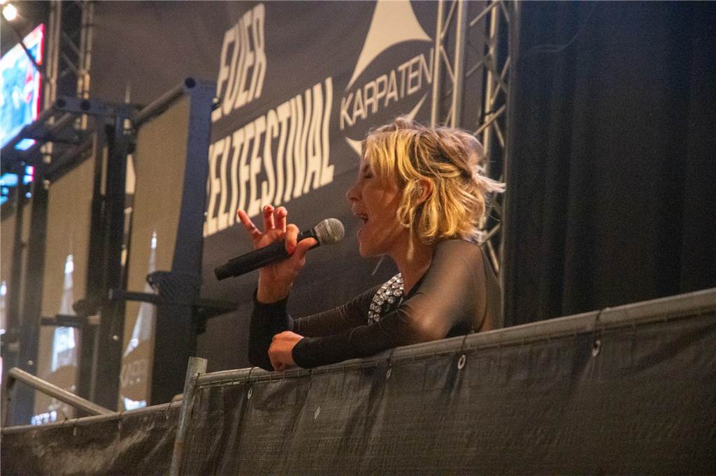 Besucher feiern bei Karpaten Beach Party Opening