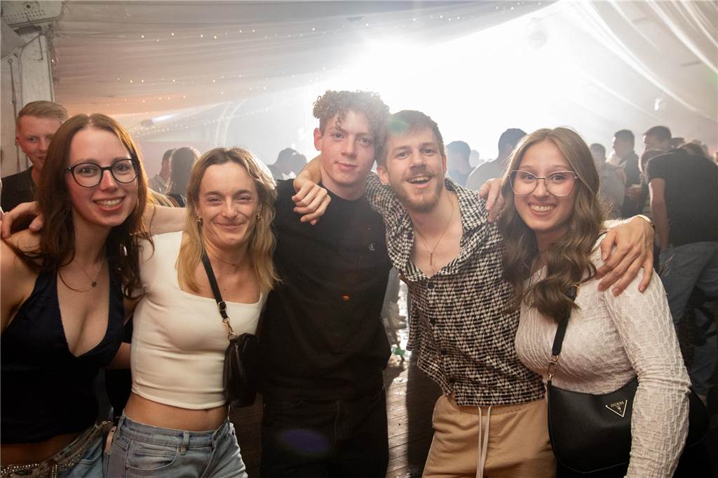 Besucher feiern bei Karpaten Beach Party Opening