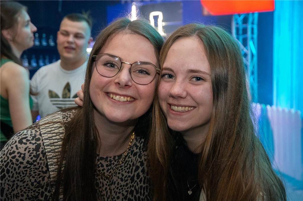 Besucher feiern bei Karpaten Beach Party Opening