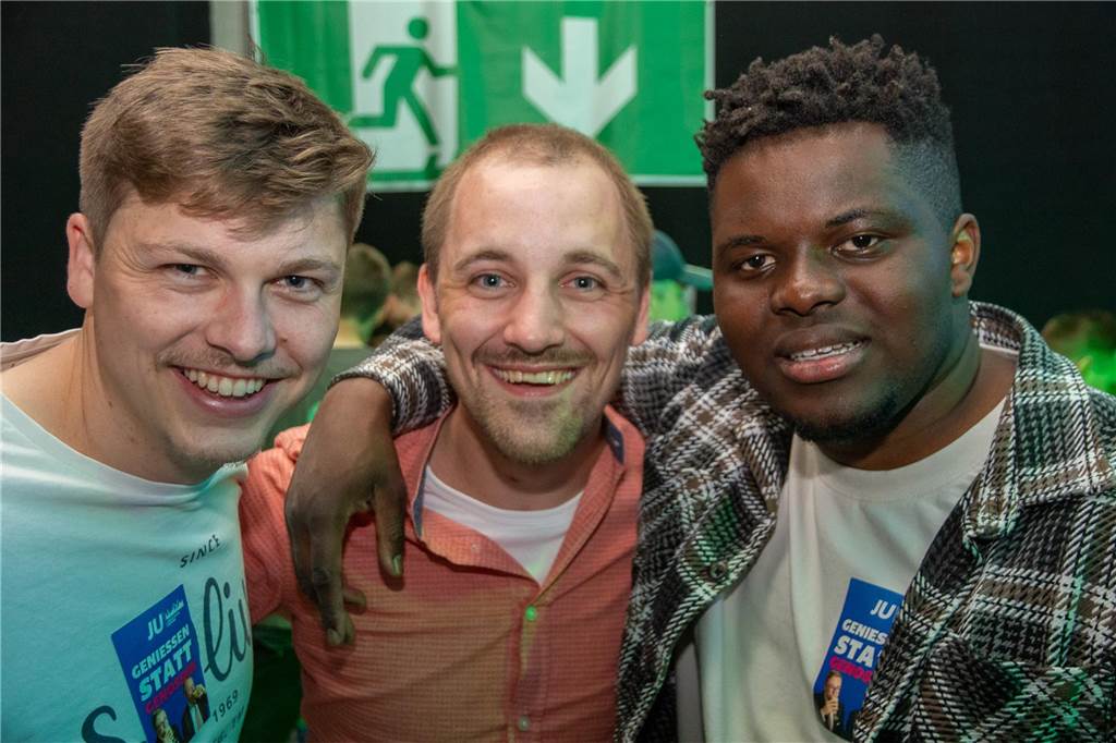 Besucher feiern bei Karpaten Beach Party Opening