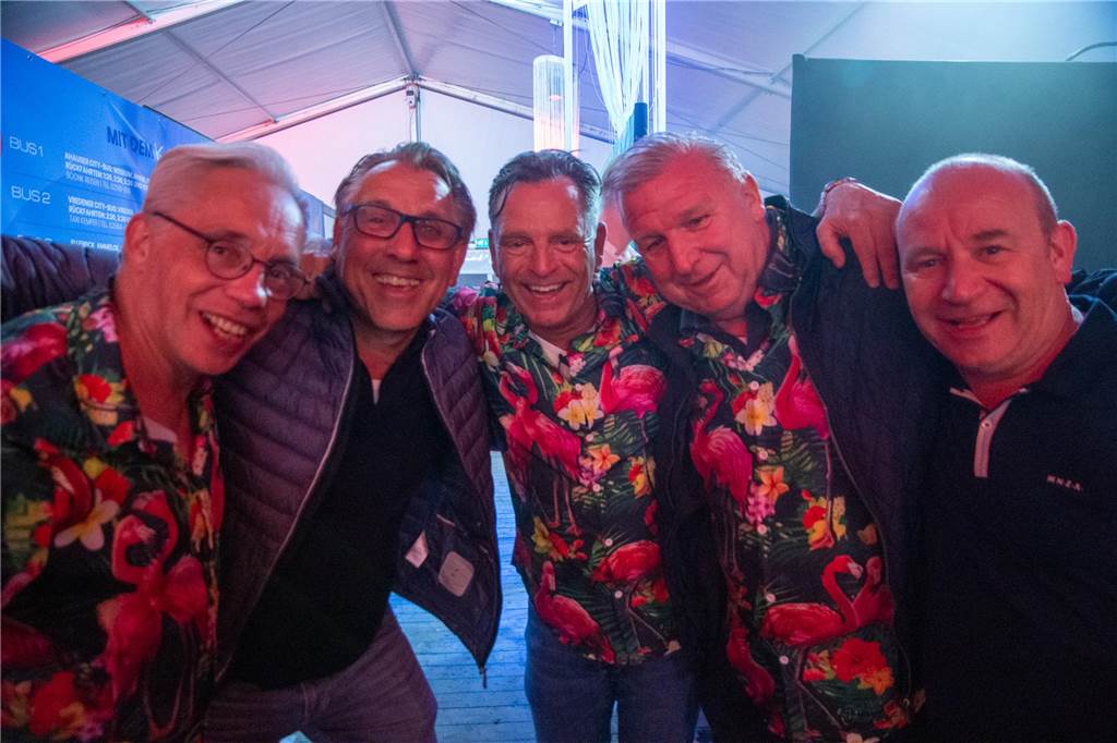Besucher feiern bei Karpaten Beach Party Opening