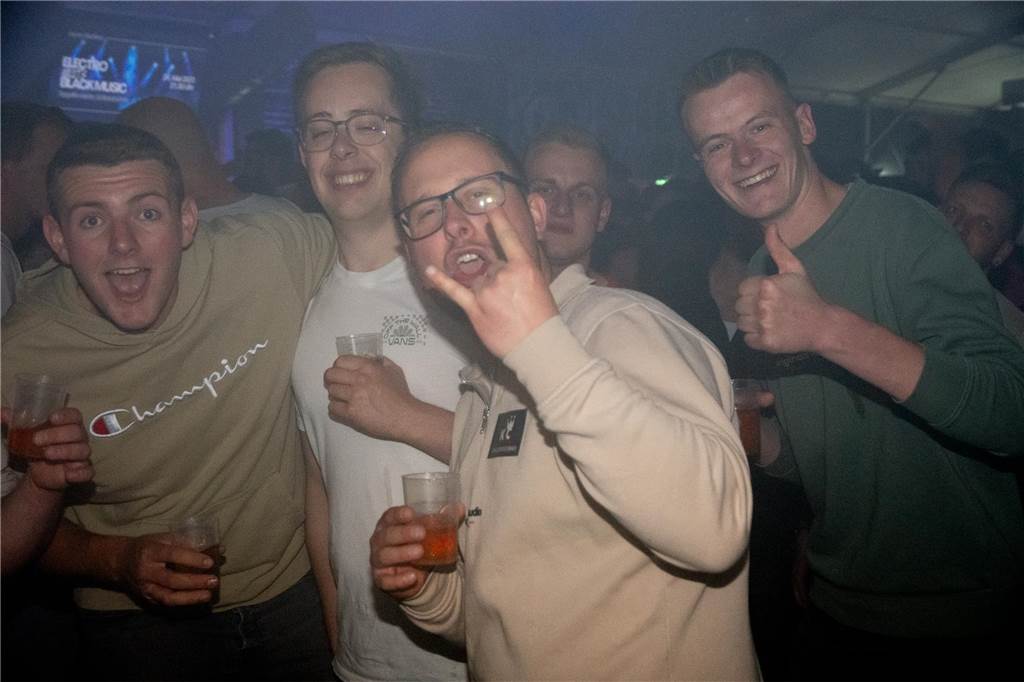 Besucher feiern bei Karpaten Beach Party Opening