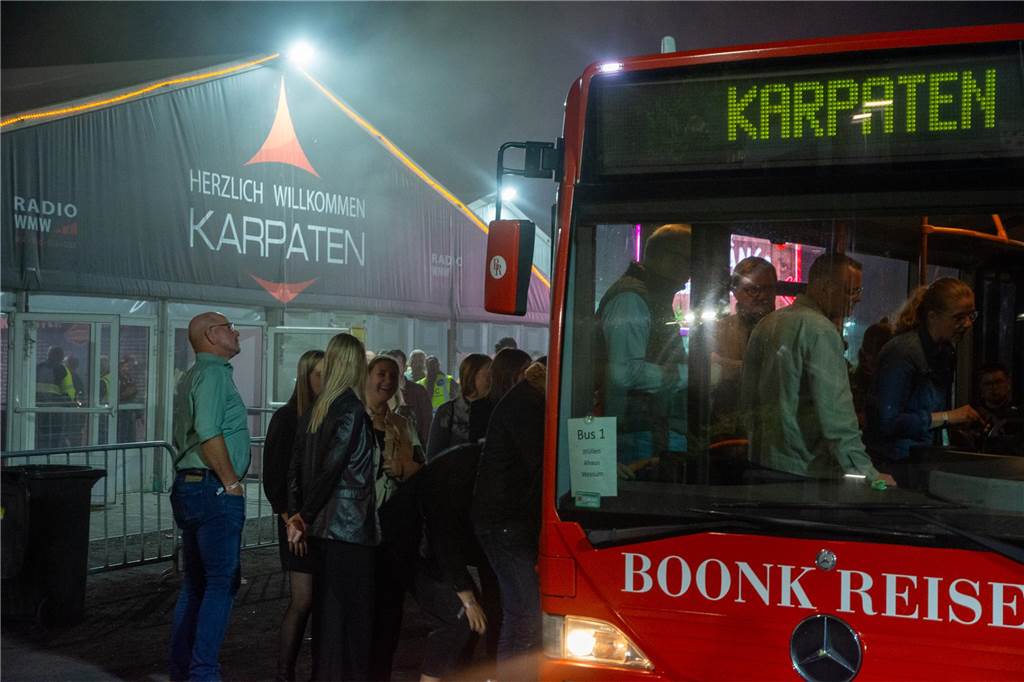 Besucher feiern bei Karpaten Beach Party Opening