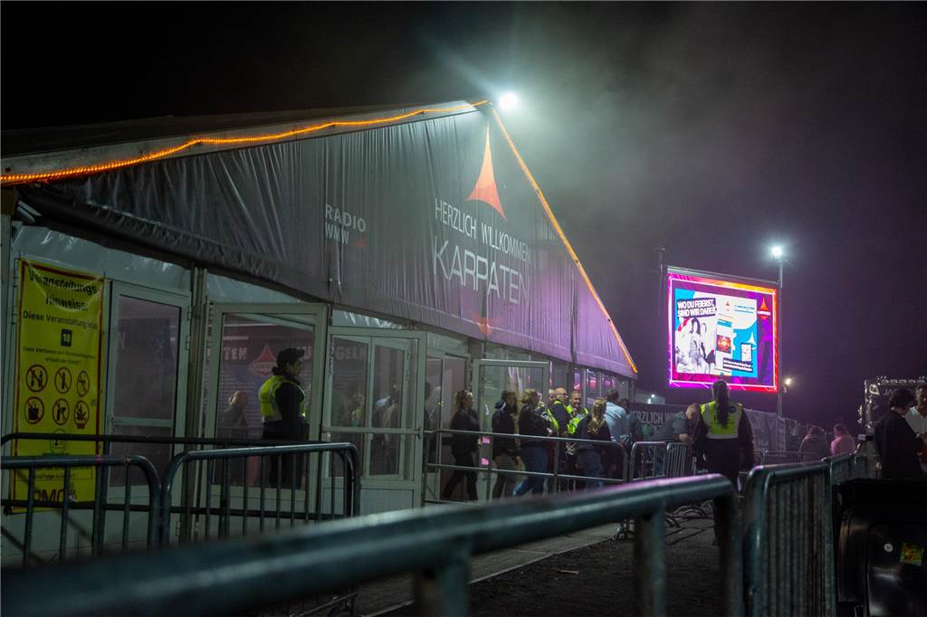 Besucher feiern bei Karpaten Beach Party Opening
