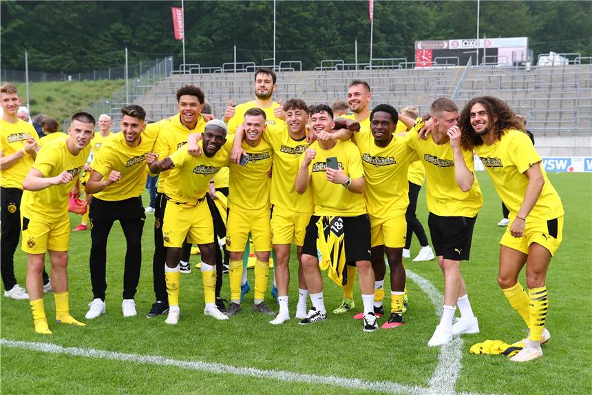 Nach Osterhage-Abschied: Zwei Offensivspieler verlassen die U23 von Borussia Dortmund Am Samstag feierten die Borussen noch gemeinsam: Zwei weitere Spieler haben nun aber ihren Abschied vom BVB verkündet.