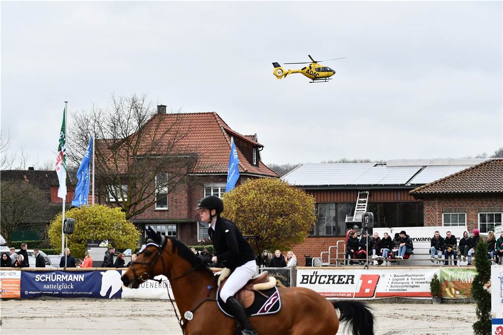 Lutz Gripshöver bei Turnier seines Sohnes verletzt Ein Helikopter landet auf der Reitwiese hinter der Reithalle.