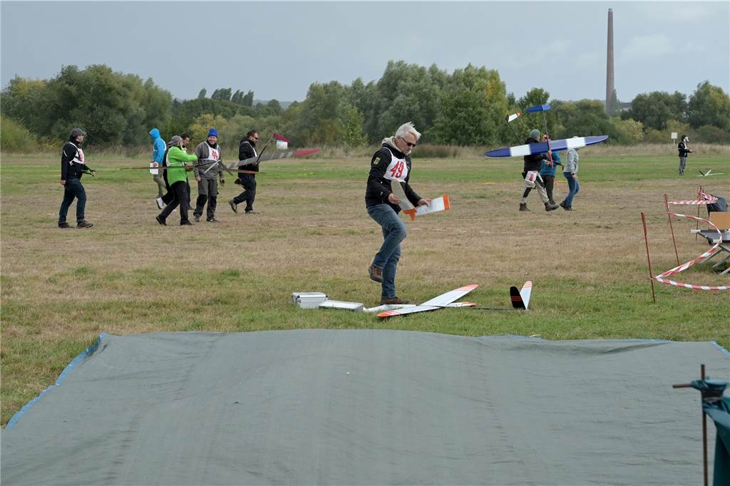 Internationale Modellflug-Elite in Lünen: Kampf um Deutsche Meisterschaft Am Samstag kam man mit dem Wetter noch gut zurecht, am Sonntag wurde die Siegerehrung wegen des Regens dann vorgezogen.