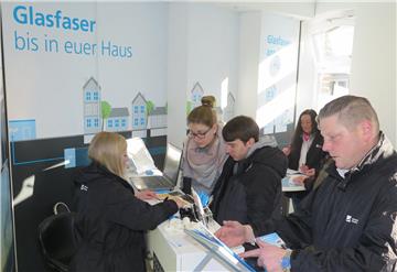 Am Samstag kamen sehr viele Schermbecker zum Servicepunkt der Deutschen Glasfaser in der Mittelstraße 47, um sich bezüglich einer Anbindung ihrer Immobilie an das geplante Glasfasernetz beraten zu lassen.
