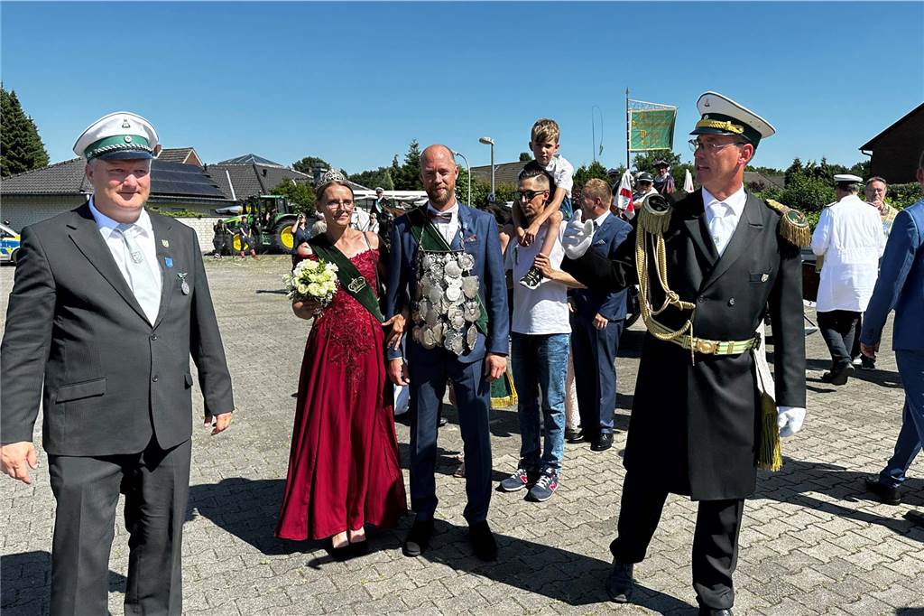 Schützenfest Wulfen 2023: Die besten Bilder von der Party am Samstag Am Samstag standen beim Wulfener Schützenverein unter anderem der Umzug durchs Dorf und die Party im Festzelt auf dem Programm.