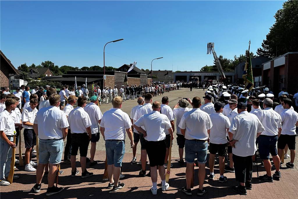 Schützenfest Wulfen 2023: Die besten Bilder von der Party am Samstag Am Samstag standen beim Wulfener Schützenverein unter anderem der Umzug durchs Dorf und die Party im Festzelt auf dem Programm.