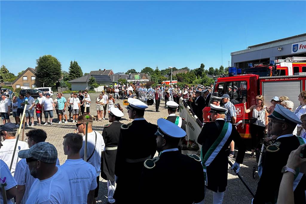 Schützenfest Wulfen 2023: Die besten Bilder von der Party am Samstag Am Samstag standen beim Wulfener Schützenverein unter anderem der Umzug durchs Dorf und die Party im Festzelt auf dem Programm.