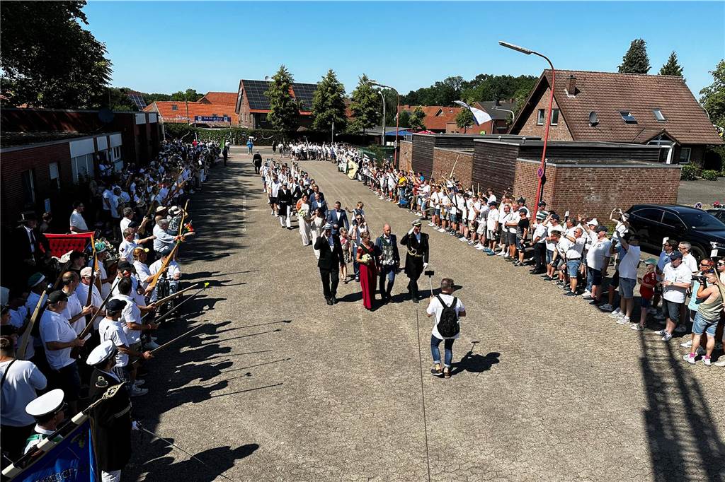 Schützenfest Wulfen 2023: Die besten Bilder von der Party am Samstag Am Samstag standen beim Wulfener Schützenverein unter anderem der Umzug durchs Dorf und die Party im Festzelt auf dem Programm.
