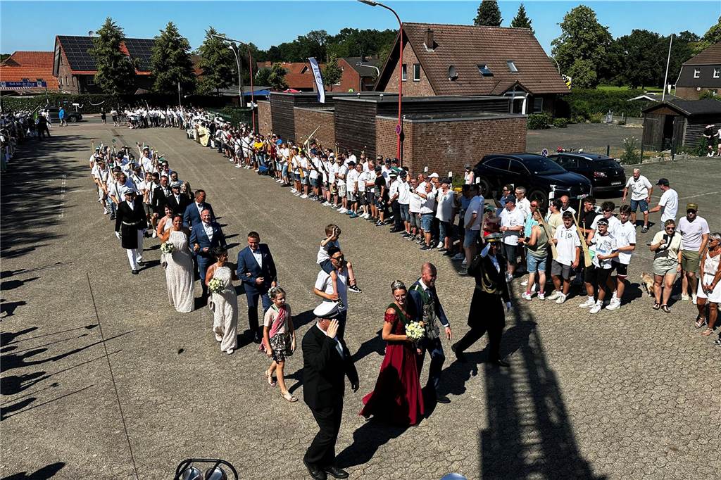 Schützenfest Wulfen 2023: Die besten Bilder von der Party am Samstag Am Samstag standen beim Wulfener Schützenverein unter anderem der Umzug durchs Dorf und die Party im Festzelt auf dem Programm.