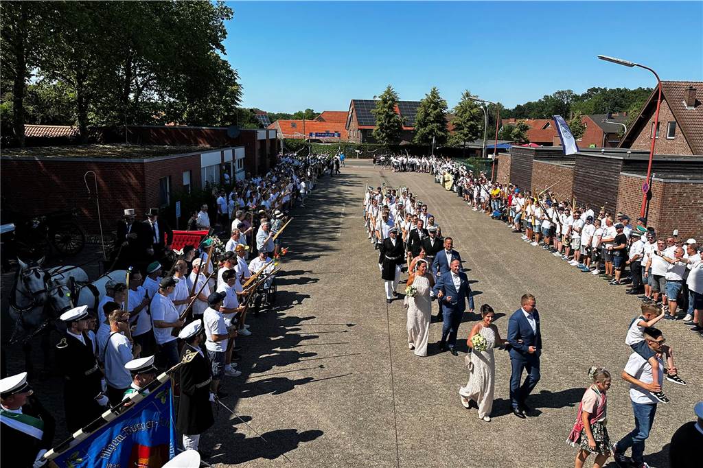 Schützenfest Wulfen 2023: Die besten Bilder von der Party am Samstag Am Samstag standen beim Wulfener Schützenverein unter anderem der Umzug durchs Dorf und die Party im Festzelt auf dem Programm.