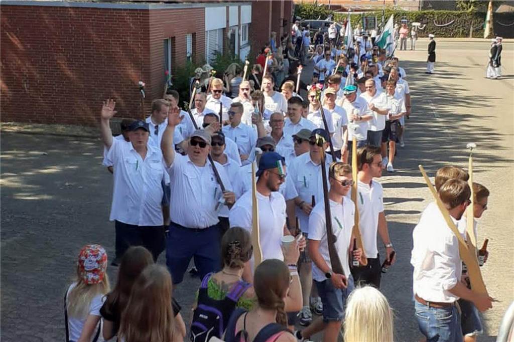 Schützenfest Wulfen 2023: Die besten Bilder von der Party am Samstag Am Samstag standen beim Wulfener Schützenverein unter anderem der Umzug durchs Dorf und die Party im Festzelt auf dem Programm.