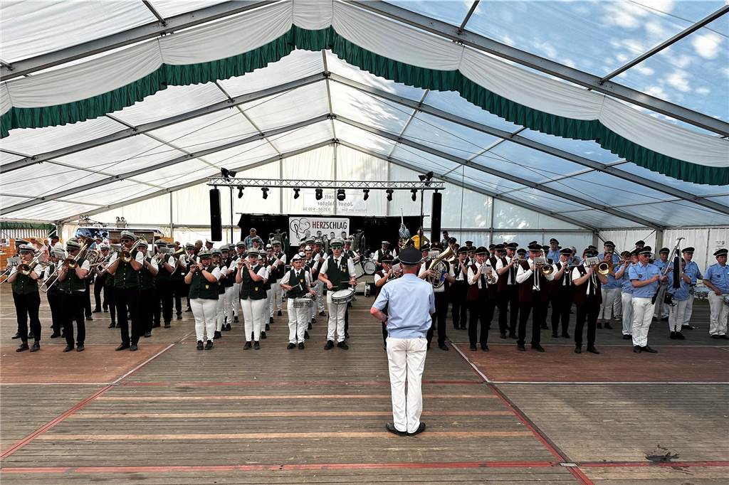 Schützenfest Wulfen 2023: Die besten Bilder von der Party am Samstag Am Samstag standen beim Wulfener Schützenverein unter anderem der Umzug durchs Dorf und die Party im Festzelt auf dem Programm.