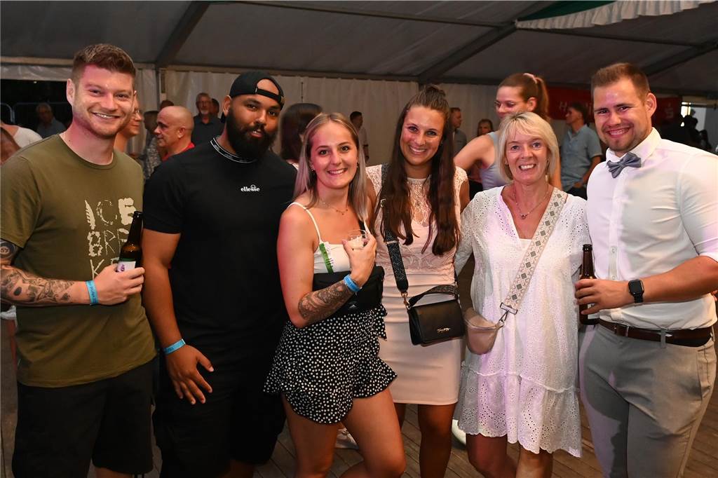 Schützenfest Wulfen 2023: Die besten Bilder von der Party am Samstag Am Samstag standen beim Wulfener Schützenverein unter anderem der Umzug durchs Dorf und die Party im Festzelt auf dem Programm.