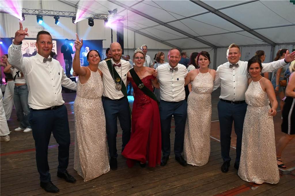 Schützenfest Wulfen 2023: Die besten Bilder von der Party am Samstag Am Samstag standen beim Wulfener Schützenverein unter anderem der Umzug durchs Dorf und die Party im Festzelt auf dem Programm.