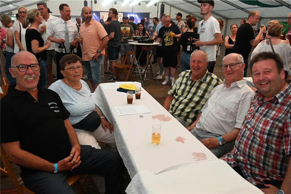 Schützenfest Wulfen 2023: Die besten Bilder von der Party am Samstag Am Samstag standen beim Wulfener Schützenverein unter anderem der Umzug durchs Dorf und die Party im Festzelt auf dem Programm.