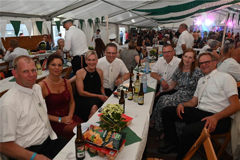 Schützenfest Wulfen 2023: Die besten Bilder von der Party am Samstag Am Samstag standen beim Wulfener Schützenverein unter anderem der Umzug durchs Dorf und die Party im Festzelt auf dem Programm.