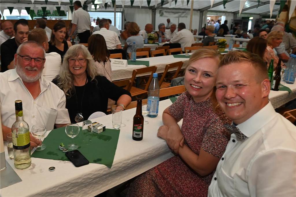 Schützenfest Wulfen 2023: Die besten Bilder von der Party am Samstag Am Samstag standen beim Wulfener Schützenverein unter anderem der Umzug durchs Dorf und die Party im Festzelt auf dem Programm.