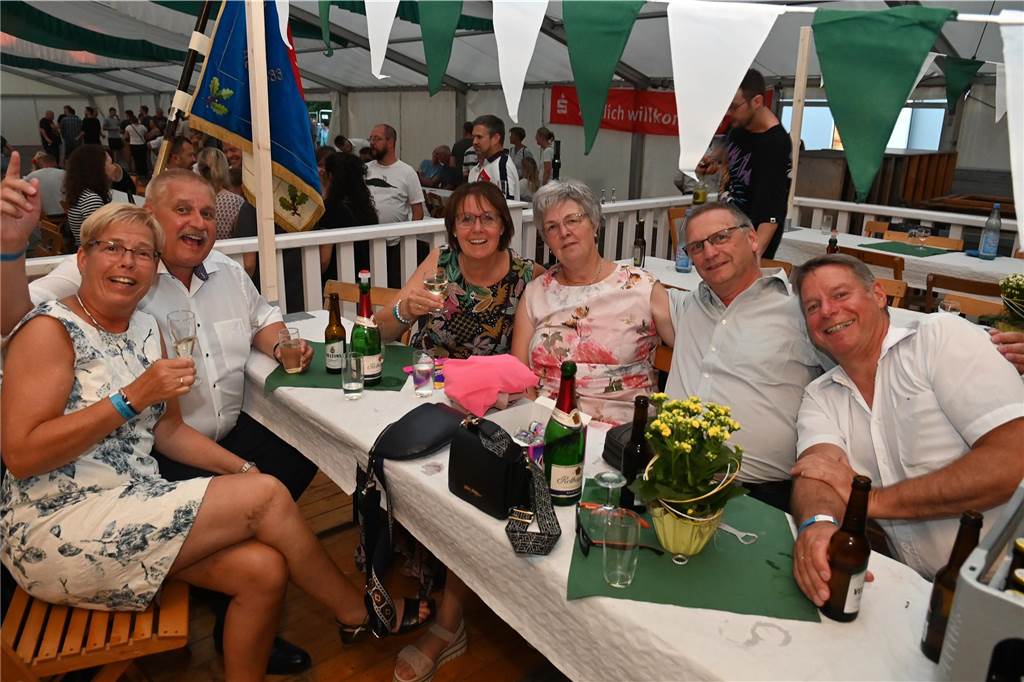 Schützenfest Wulfen 2023: Die besten Bilder von der Party am Samstag Am Samstag standen beim Wulfener Schützenverein unter anderem der Umzug durchs Dorf und die Party im Festzelt auf dem Programm.