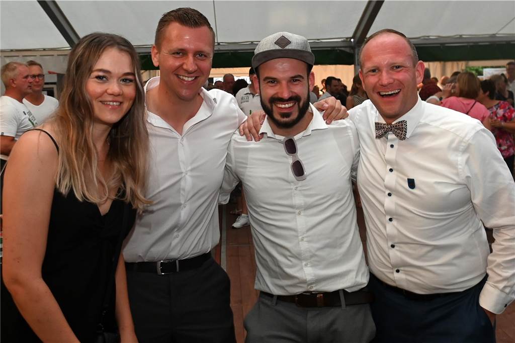 Schützenfest Wulfen 2023: Die besten Bilder von der Party am Samstag Am Samstag standen beim Wulfener Schützenverein unter anderem der Umzug durchs Dorf und die Party im Festzelt auf dem Programm.