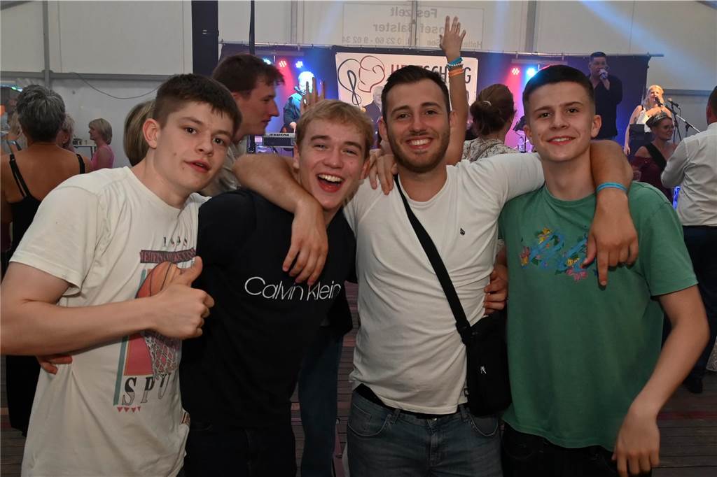 Schützenfest Wulfen 2023: Die besten Bilder von der Party am Samstag Am Samstag standen beim Wulfener Schützenverein unter anderem der Umzug durchs Dorf und die Party im Festzelt auf dem Programm.