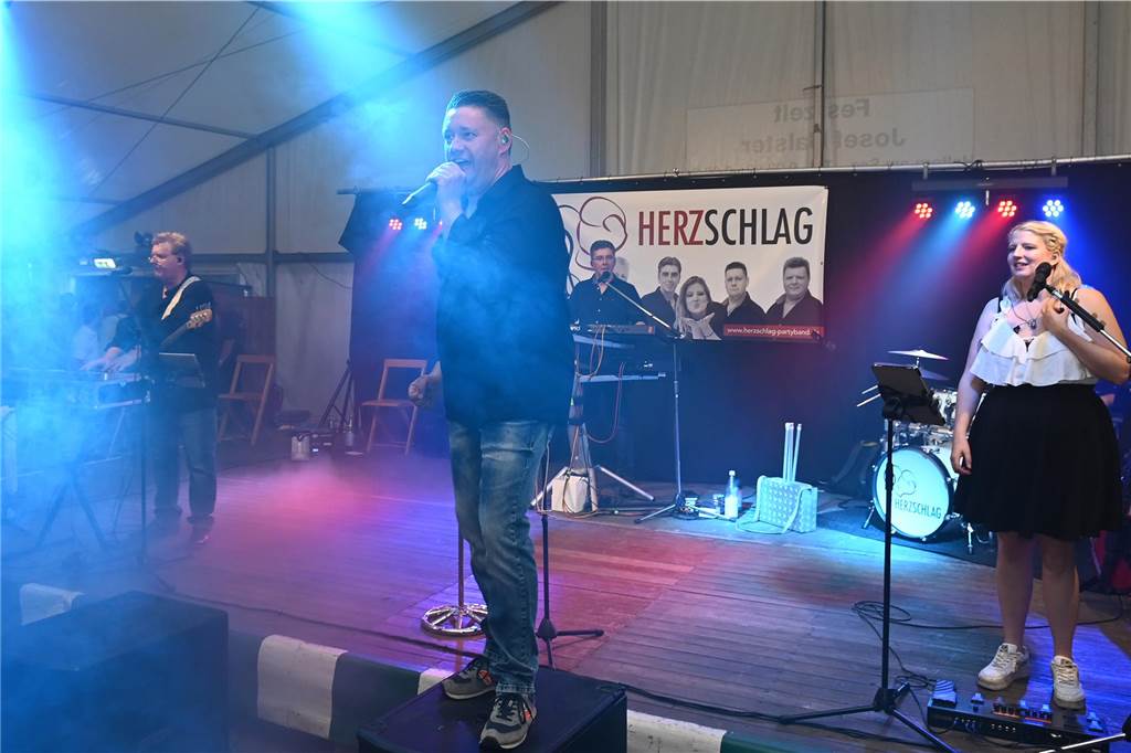 Schützenfest Wulfen 2023: Die besten Bilder von der Party am Samstag Am Samstag standen beim Wulfener Schützenverein unter anderem der Umzug durchs Dorf und die Party im Festzelt auf dem Programm.