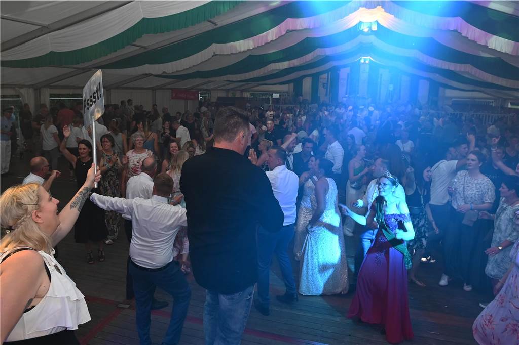 Schützenfest Wulfen 2023: Die besten Bilder von der Party am Samstag Am Samstag standen beim Wulfener Schützenverein unter anderem der Umzug durchs Dorf und die Party im Festzelt auf dem Programm.