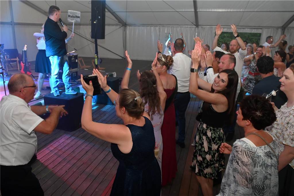 Schützenfest Wulfen 2023: Die besten Bilder von der Party am Samstag Am Samstag standen beim Wulfener Schützenverein unter anderem der Umzug durchs Dorf und die Party im Festzelt auf dem Programm.