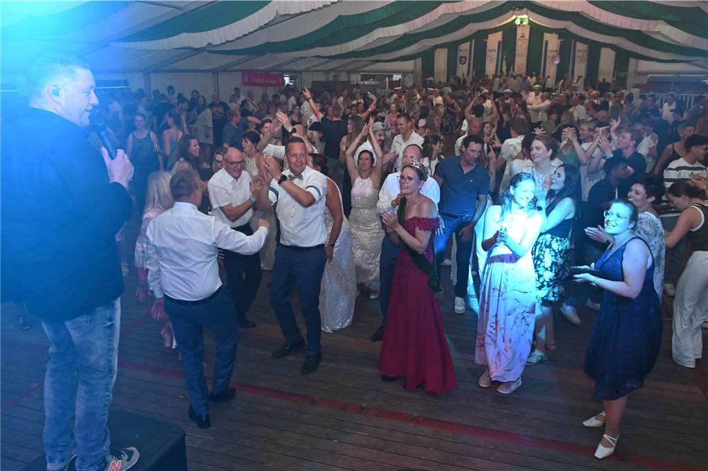 Schützenfest Wulfen 2023: Die besten Bilder von der Party am Samstag Am Samstag standen beim Wulfener Schützenverein unter anderem der Umzug durchs Dorf und die Party im Festzelt auf dem Programm.