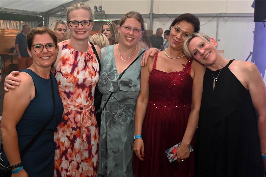Schützenfest Wulfen 2023: Die besten Bilder von der Party am Samstag Am Samstag standen beim Wulfener Schützenverein unter anderem der Umzug durchs Dorf und die Party im Festzelt auf dem Programm.