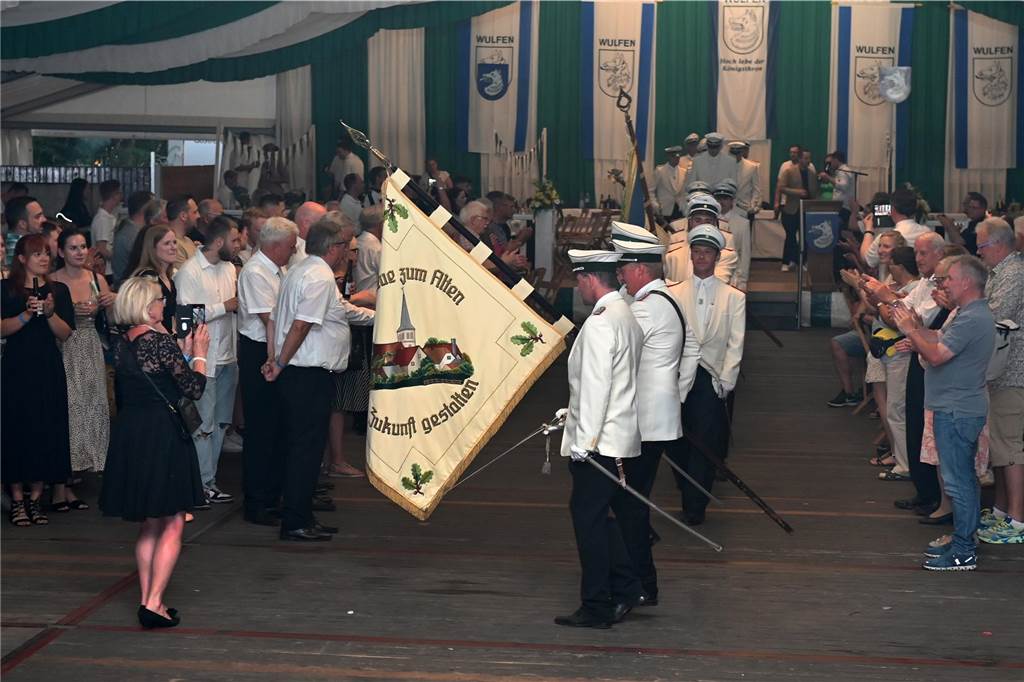 Schützenfest Wulfen 2023: Die besten Bilder von der Party am Samstag Am Samstag standen beim Wulfener Schützenverein unter anderem der Umzug durchs Dorf und die Party im Festzelt auf dem Programm.