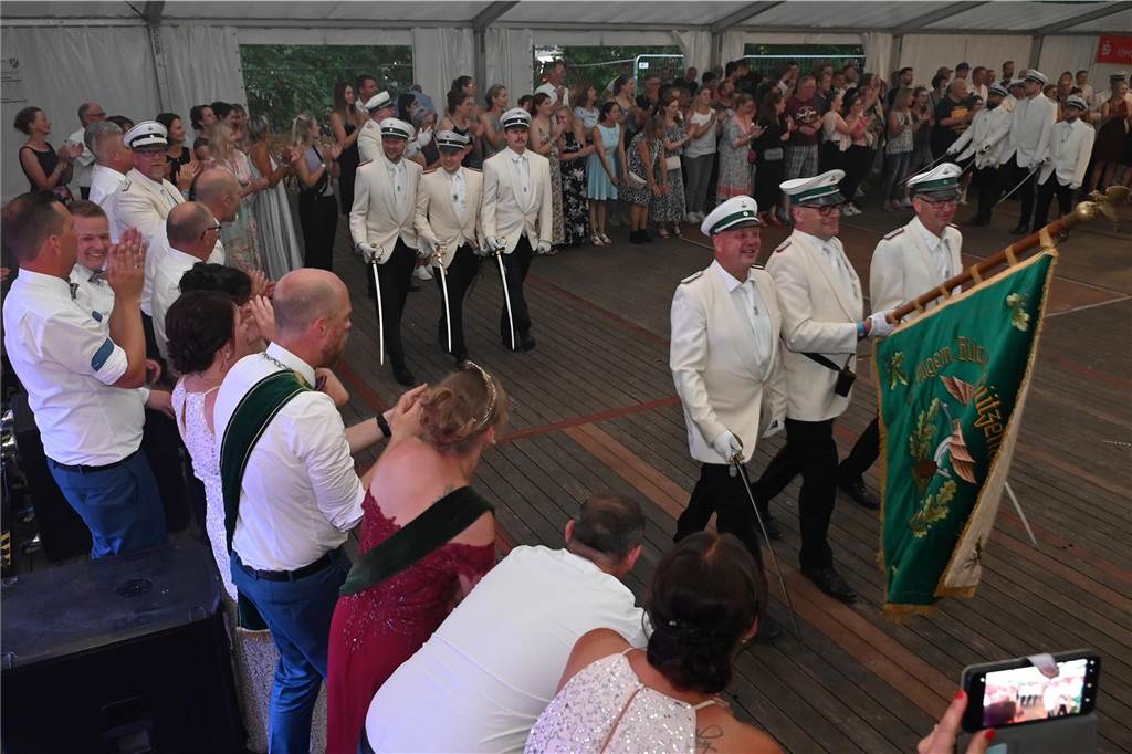 Schützenfest Wulfen 2023: Die besten Bilder von der Party am Samstag Am Samstag standen beim Wulfener Schützenverein unter anderem der Umzug durchs Dorf und die Party im Festzelt auf dem Programm.
