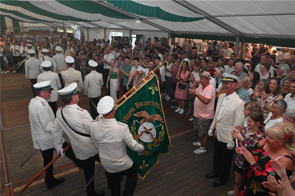 Schützenfest Wulfen 2023: Die besten Bilder von der Party am Samstag Am Samstag standen beim Wulfener Schützenverein unter anderem der Umzug durchs Dorf und die Party im Festzelt auf dem Programm.