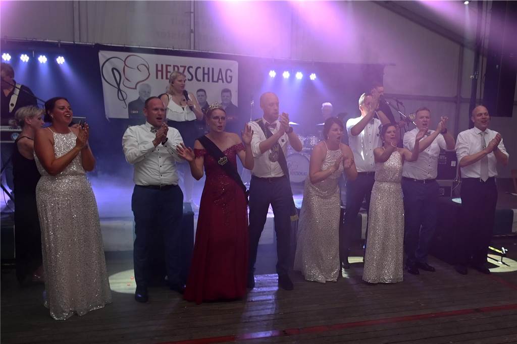 Schützenfest Wulfen 2023: Die besten Bilder von der Party am Samstag Am Samstag standen beim Wulfener Schützenverein unter anderem der Umzug durchs Dorf und die Party im Festzelt auf dem Programm.