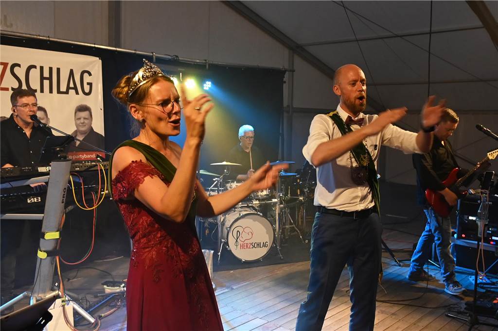 Schützenfest Wulfen 2023: Die besten Bilder von der Party am Samstag Am Samstag standen beim Wulfener Schützenverein unter anderem der Umzug durchs Dorf und die Party im Festzelt auf dem Programm.