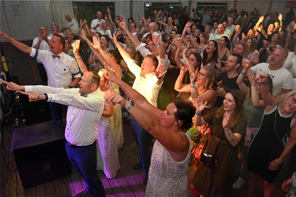 Schützenfest Wulfen 2023: Die besten Bilder von der Party am Samstag Am Samstag standen beim Wulfener Schützenverein unter anderem der Umzug durchs Dorf und die Party im Festzelt auf dem Programm.