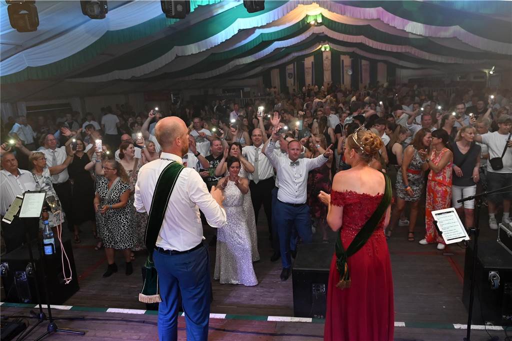 Schützenfest Wulfen 2023: Die besten Bilder von der Party am Samstag Am Samstag standen beim Wulfener Schützenverein unter anderem der Umzug durchs Dorf und die Party im Festzelt auf dem Programm.
