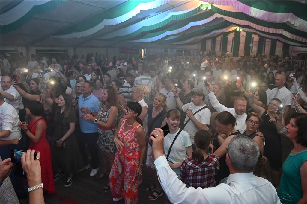 Schützenfest Wulfen 2023: Die besten Bilder von der Party am Samstag Am Samstag standen beim Wulfener Schützenverein unter anderem der Umzug durchs Dorf und die Party im Festzelt auf dem Programm.