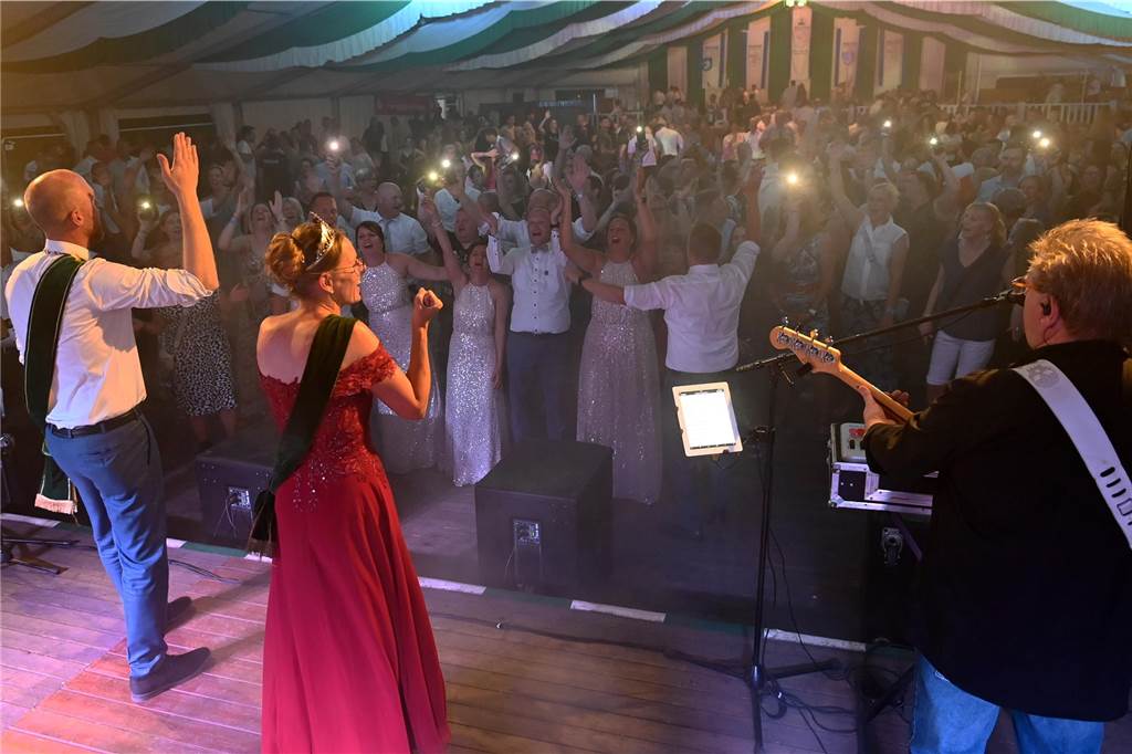 Schützenfest Wulfen 2023: Die besten Bilder von der Party am Samstag Am Samstag standen beim Wulfener Schützenverein unter anderem der Umzug durchs Dorf und die Party im Festzelt auf dem Programm.