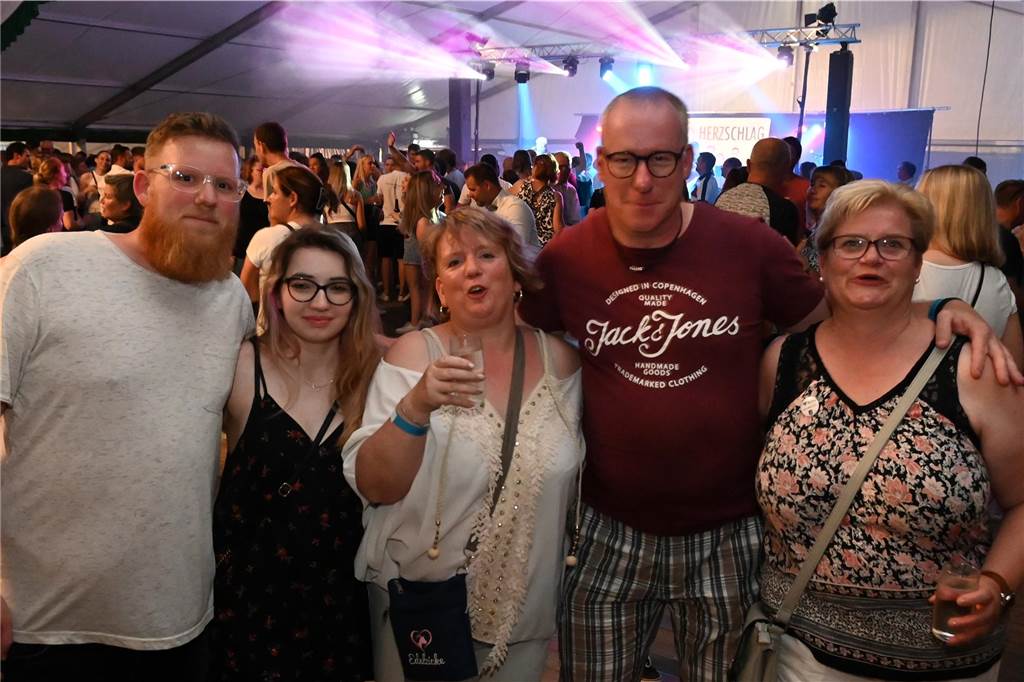 Schützenfest Wulfen 2023: Die besten Bilder von der Party am Samstag Am Samstag standen beim Wulfener Schützenverein unter anderem der Umzug durchs Dorf und die Party im Festzelt auf dem Programm.